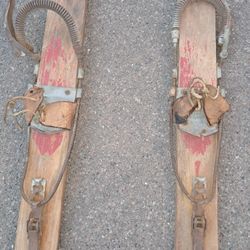Antique Skiies