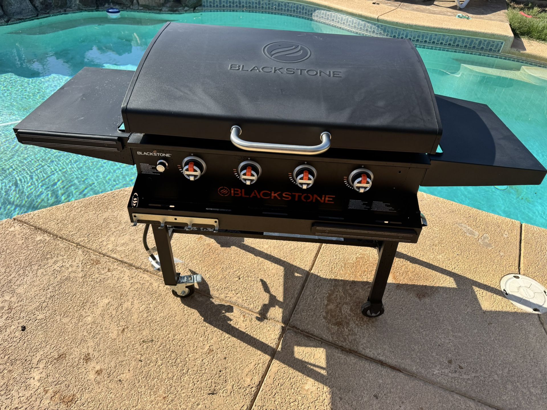 Blackstone 36 in. Griddle with Hinged Hood, Front Shelf and Soft Cover