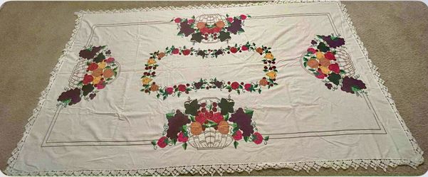 Se vende mantel echo en mexico largo 8 pies y 7 pulgadas,ancho 4 pies y 11 pulgadas