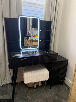 Makeup vanity