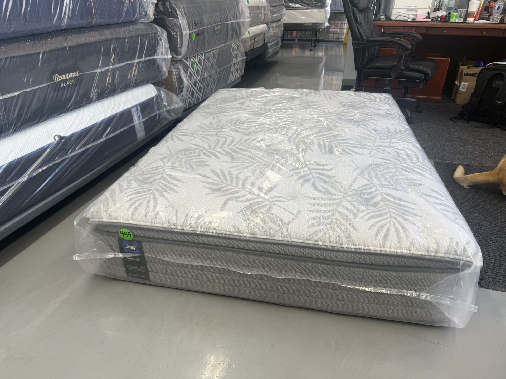 FULL SIZE SEALY POSTUREPEDIC PILLOW TOP MATTRESS & BOX SPRING BED SET