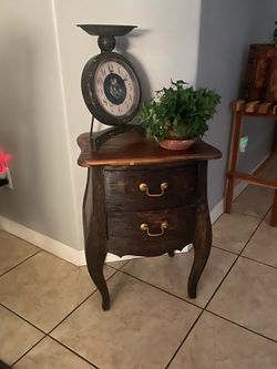 Adorable ￼Accent table