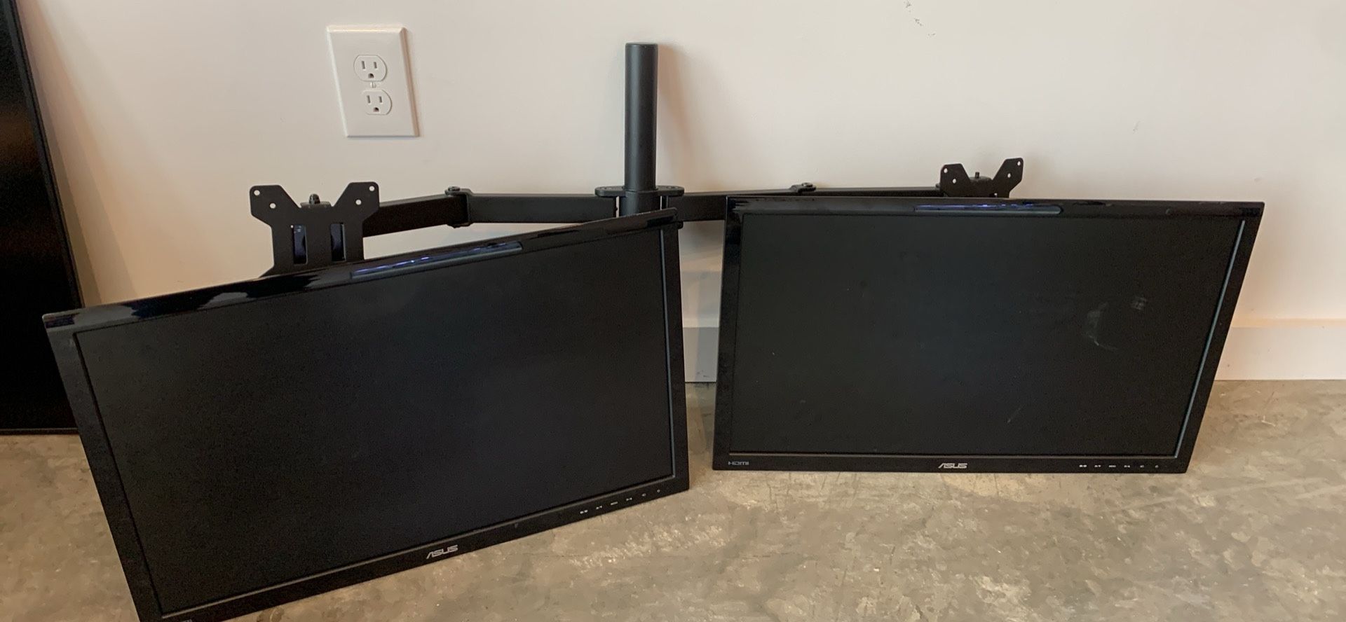 2 Asus Monitor With Split screen Arms