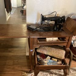 1942 Singer Sewing Machine