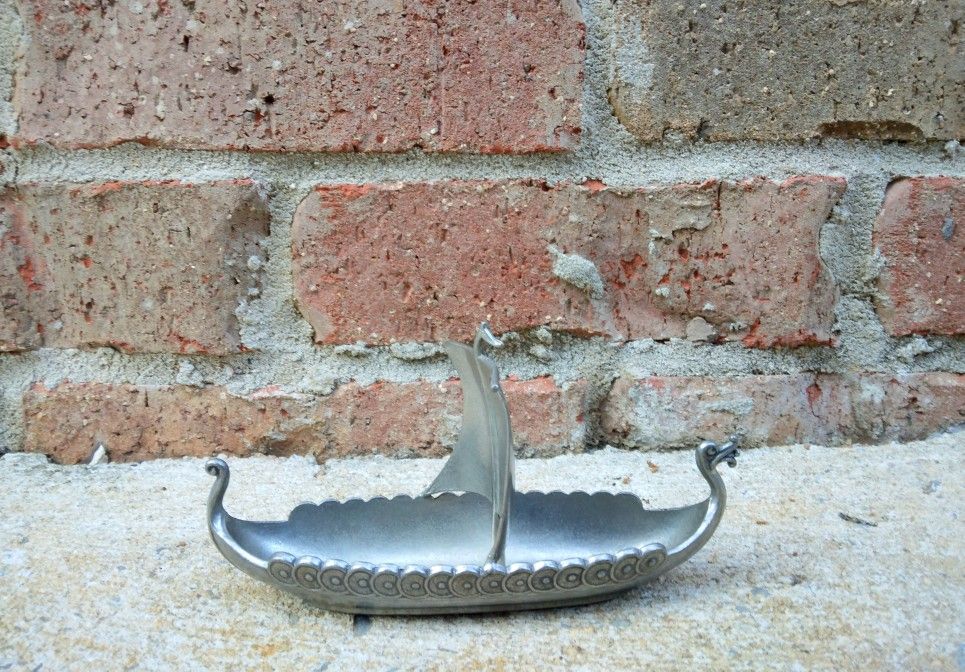 Vintage Small Handstopt Tinn Pewter Viking Ship