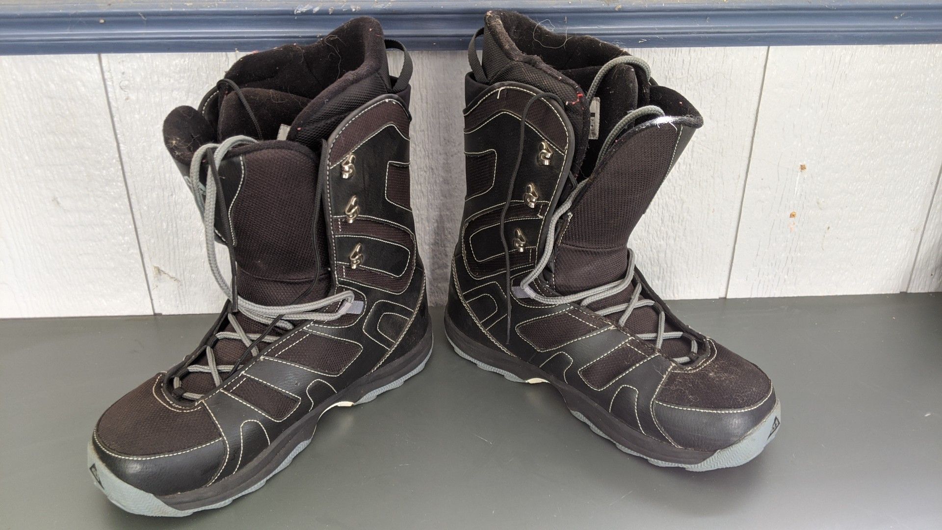 Snowboarding boots
