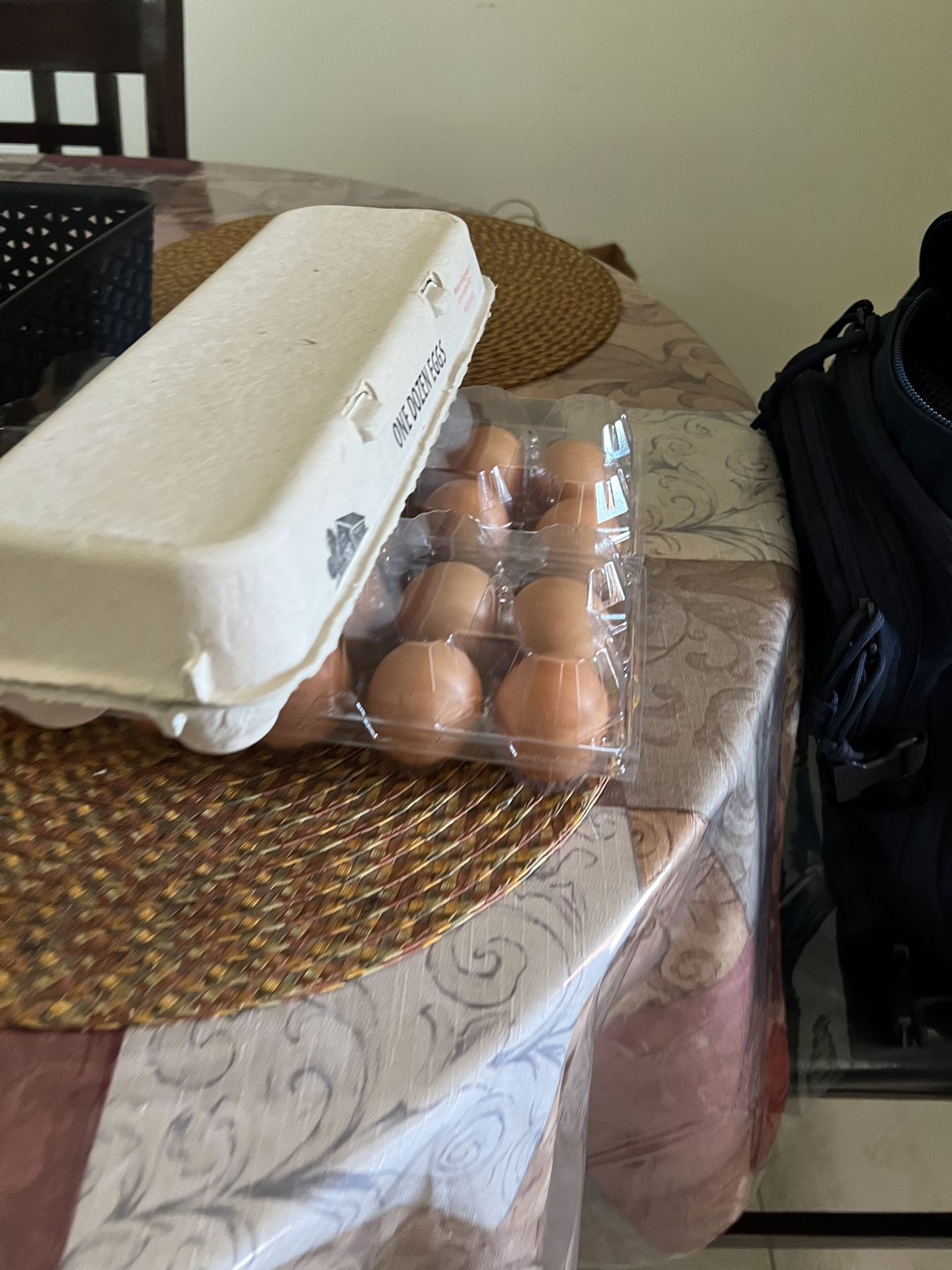 $9 Eggs / Huevos