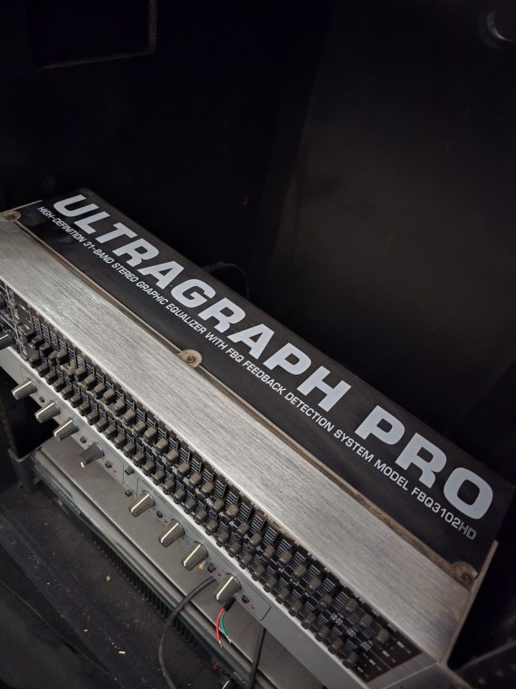 Behringer ULTRAGRAPH PRO FBQ3102HD 31 Band Stereo Graphic Equalizer with FBQ Feedback Detection