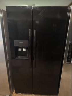 Frigidair Refrigerator with Water and Ice Dispenser