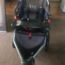 Vendo Esta Carriola Grande Con Llantas Grandes Para Las Que Les Gusta Correr Con Los Niños