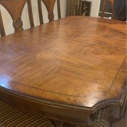 In Very Good Condition Dining Table With Chairs