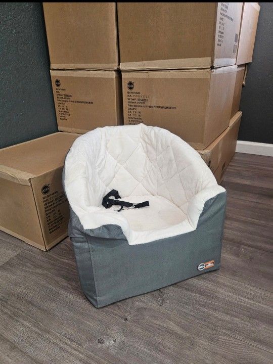 Dog/Cat car seat โ NEW in box ๐พ