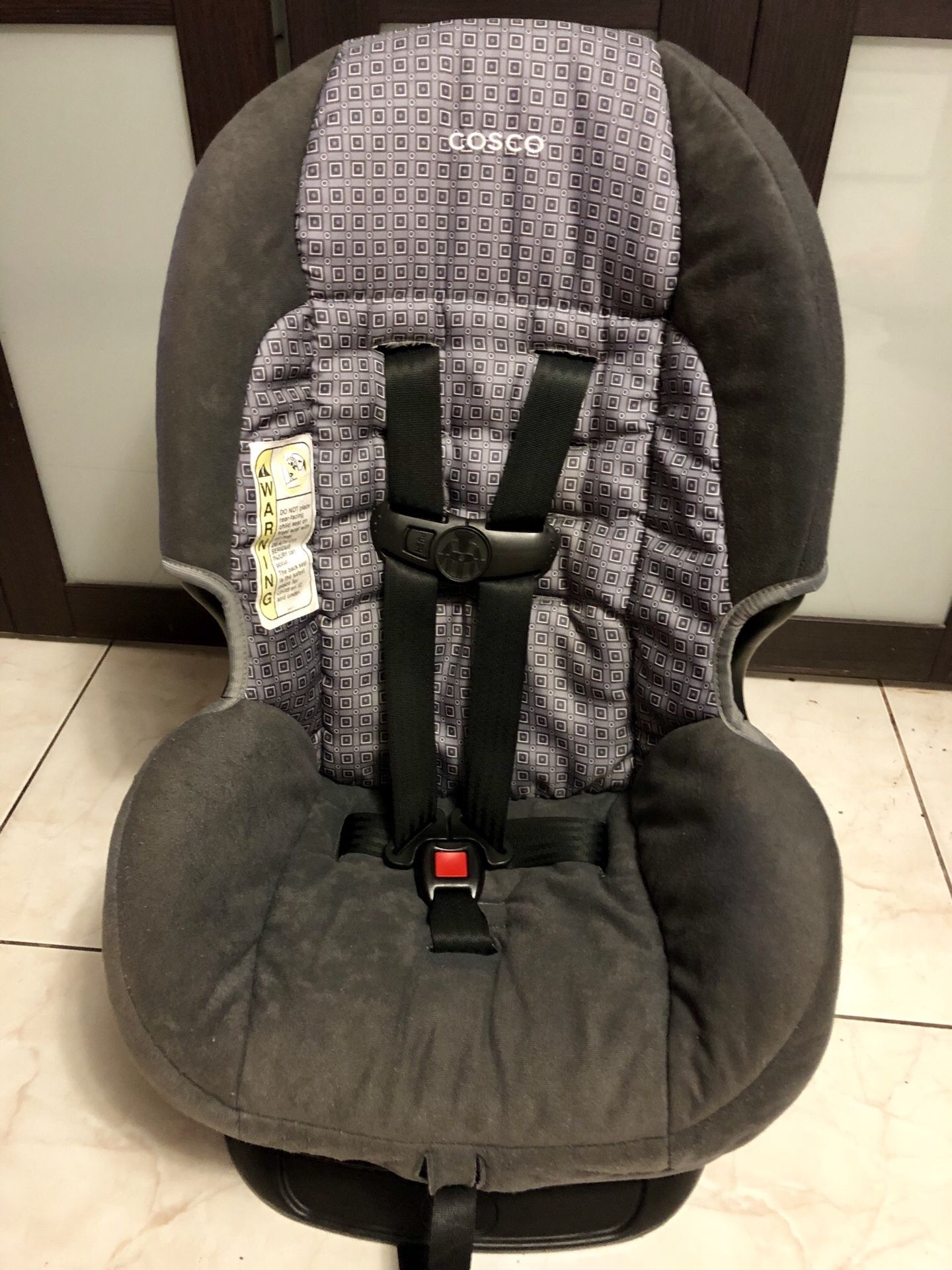 COSCO CAR SEAT / BABY CAR SEAT / EXPIRES 8/2024