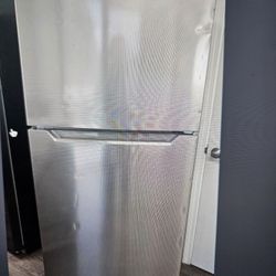 Frigidaire 28" Refrigerator FFHT1822UV