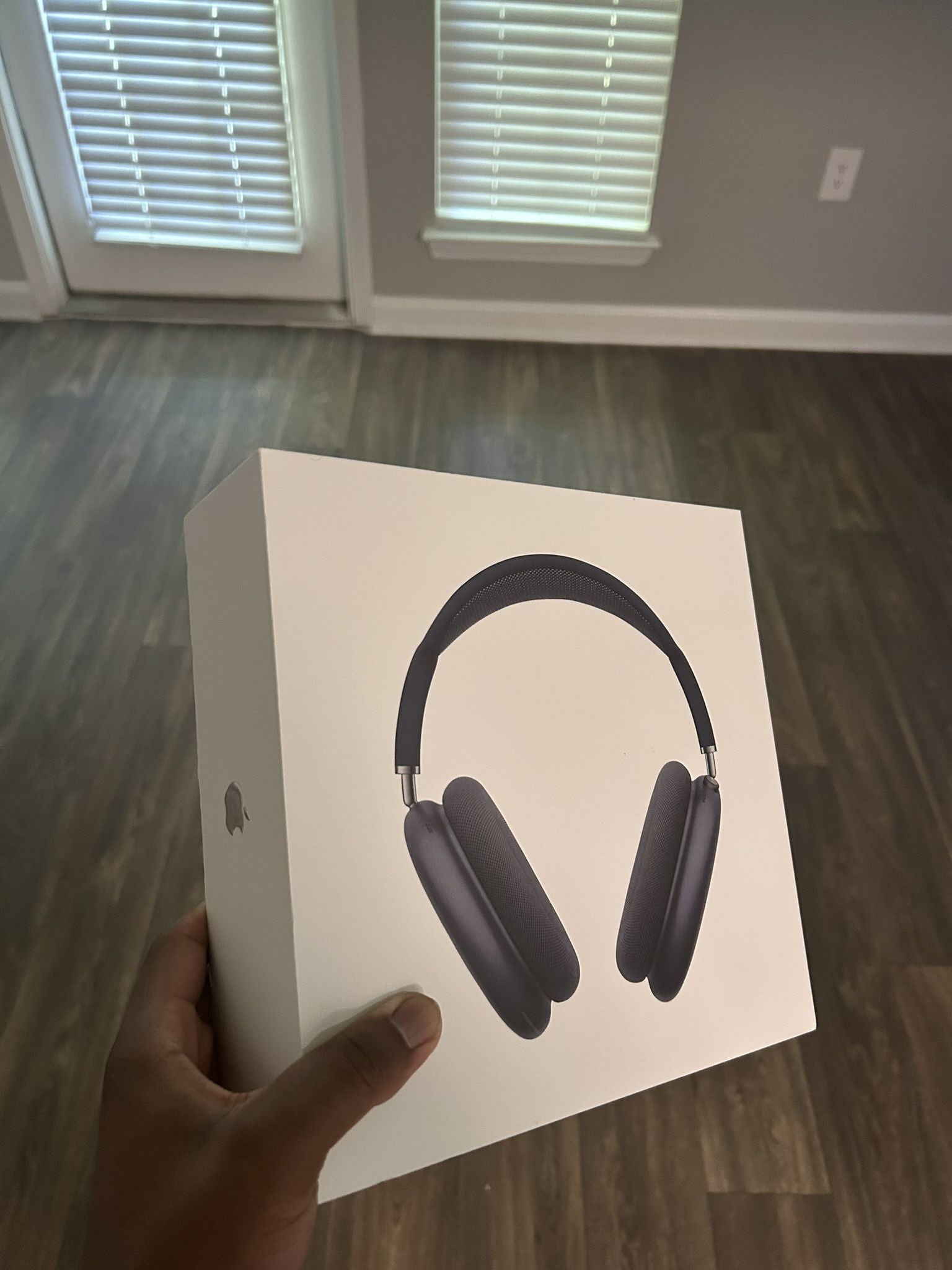 Airpods Max’s with smart case