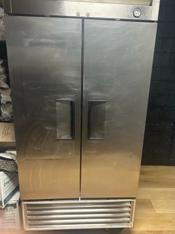 Commercial Double Door Reach-In Refrigerator – Excellent Working Condition