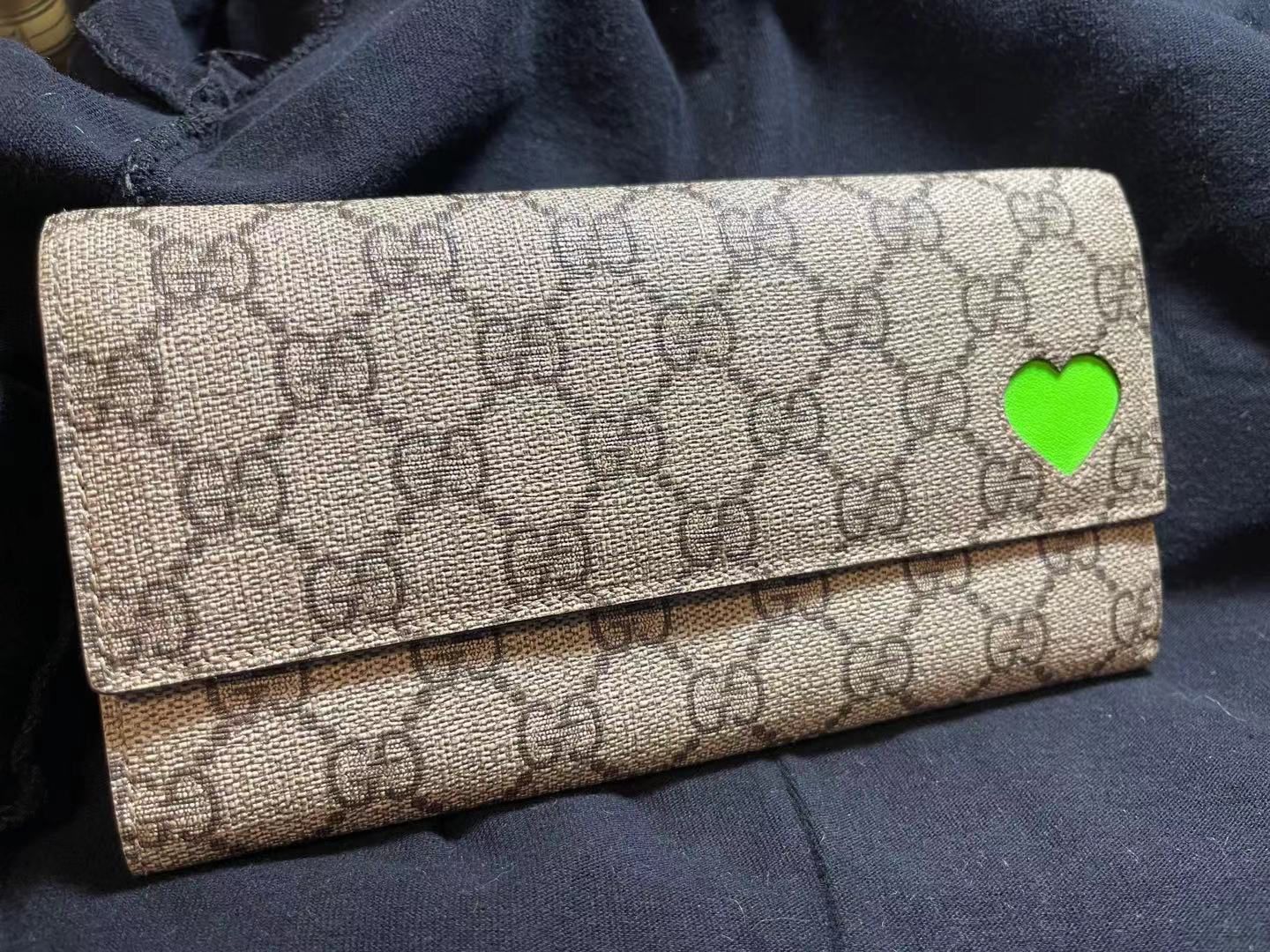 Gucci Supreme Neon Green Heart Long Wallet
