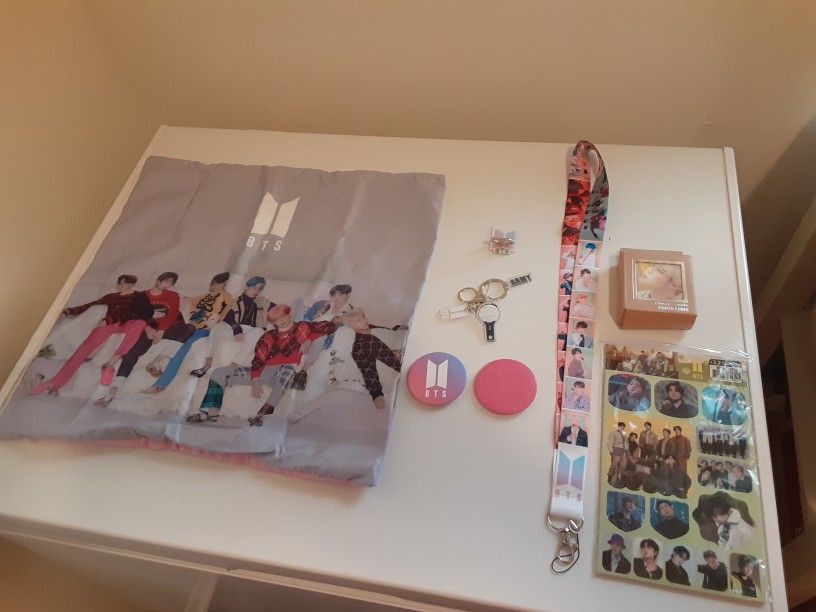BTS mecrch Packs