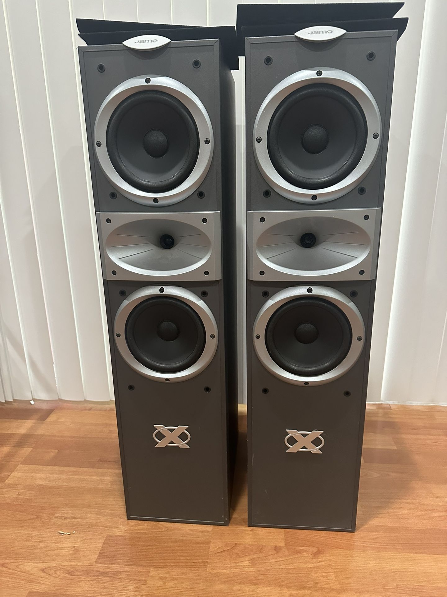 JAMO X550 FLOORSTANDING SPEAKERS. MADE IN DENMARK