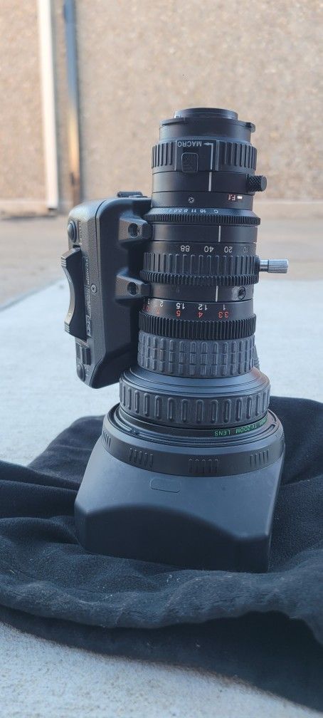 JVC GY-DV500E professional DV camcorder with a Fujinon Th16x5.5BRMU lens