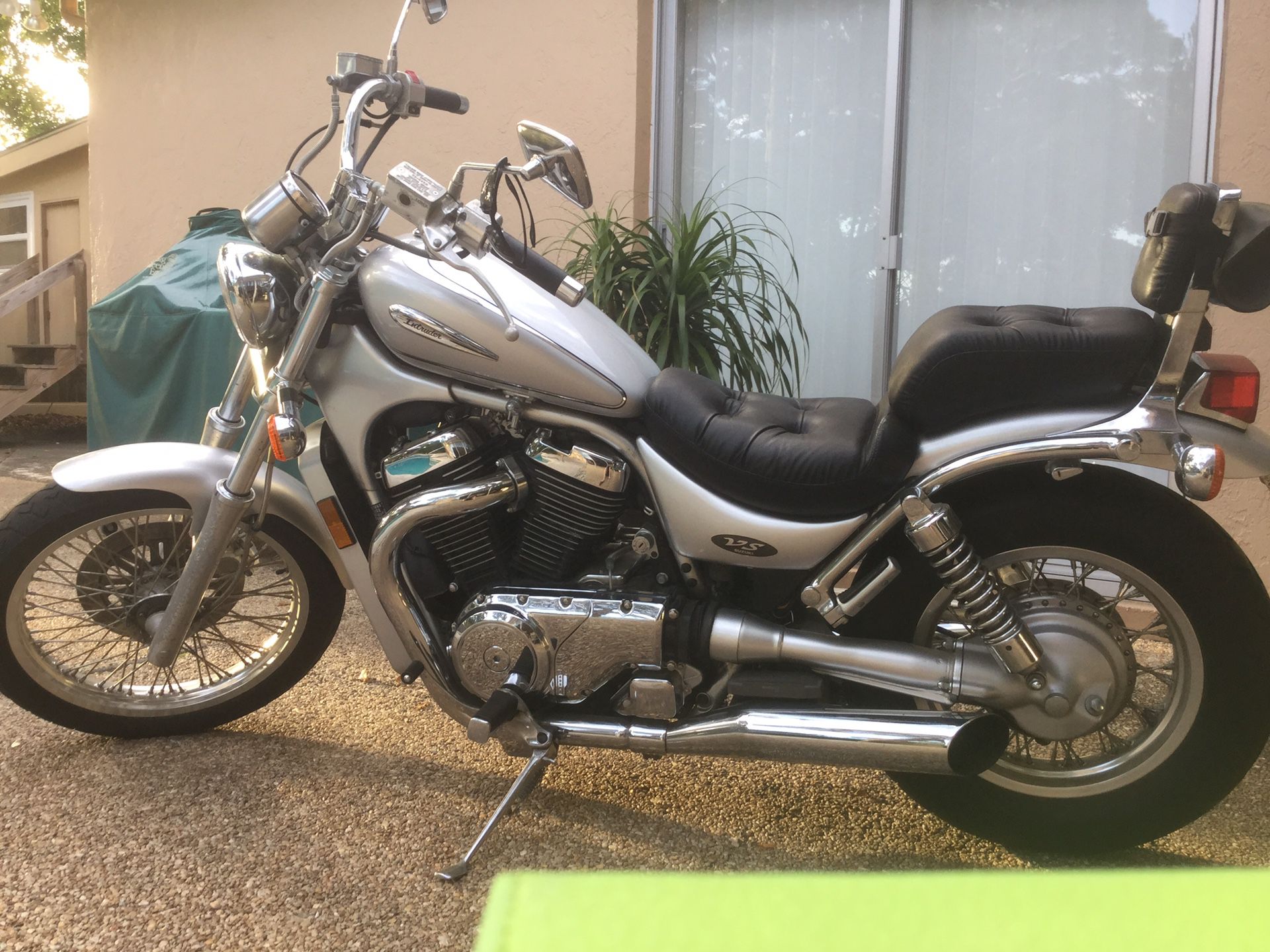 Motorcycle cruiser - 2003 Suzuki INTRUDER 800  7500 miles, black and silver, very good condition,  Great condition, Silver, Rides like new, very low