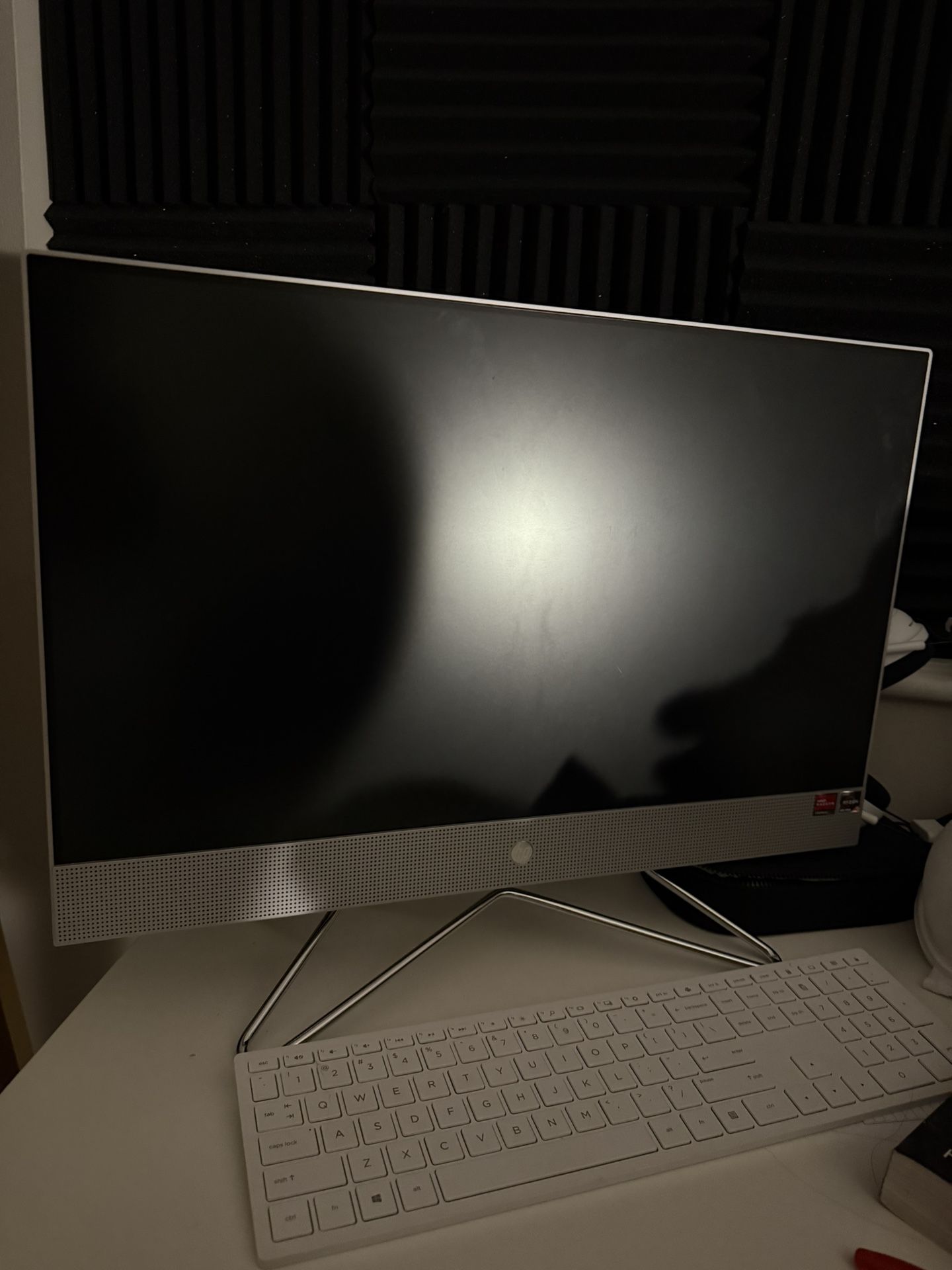 HP desktop with keyboard and mouse