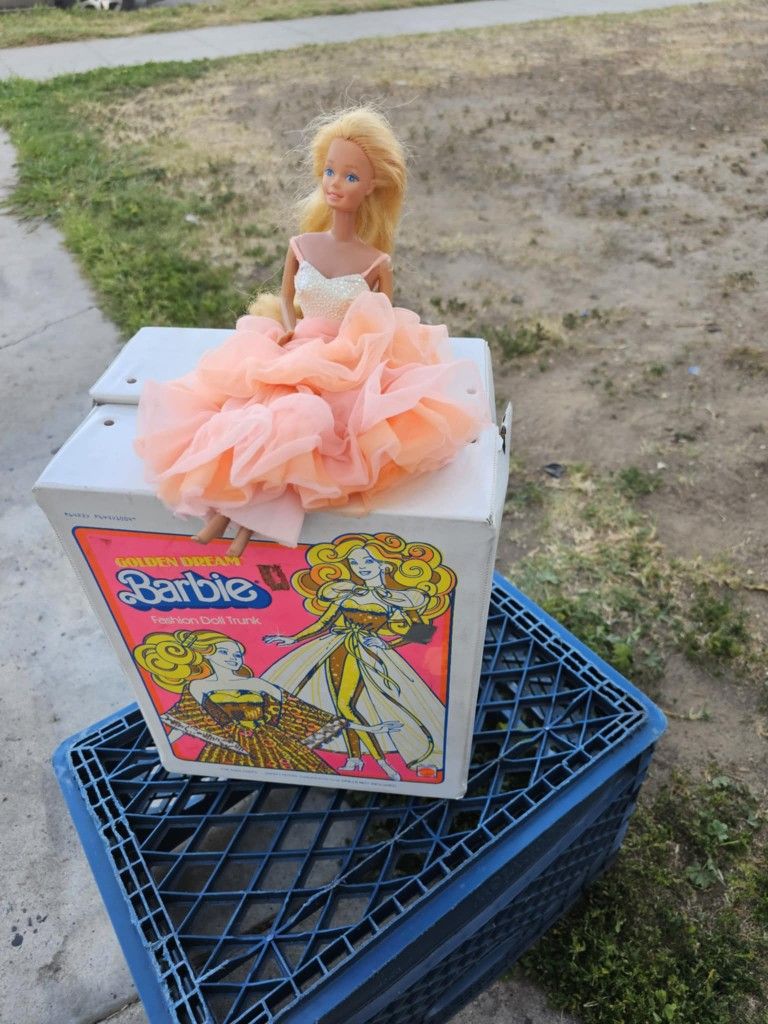 Vintage Barbie Doll Trunk And Peaches N Cream Barbie Doll And Accessories