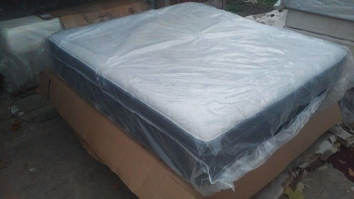 Simmons Beautyrest King Size Pillow Top Mattress And Box Springs
