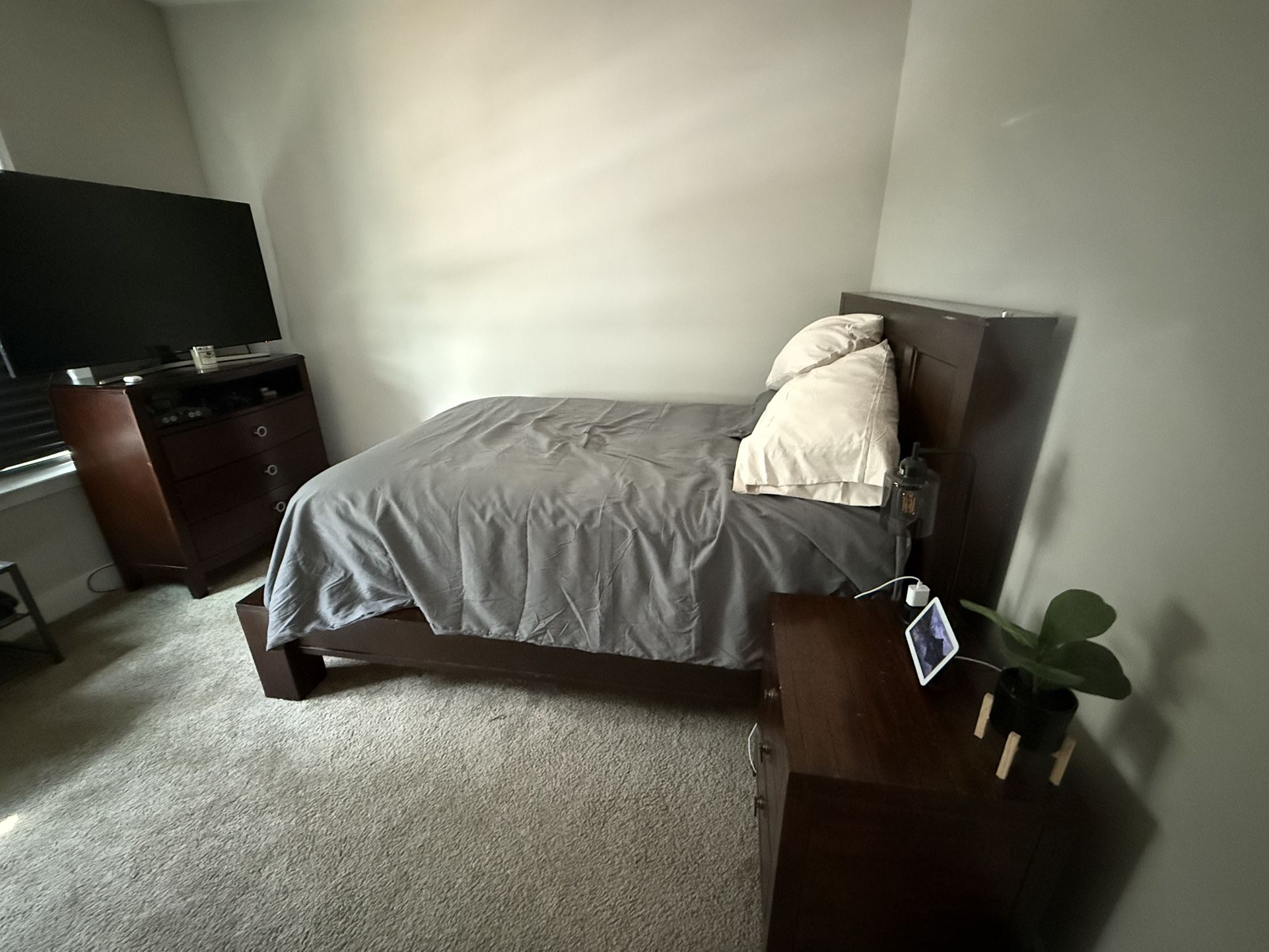 Bedroom Set ( Full Size Bed/Dresser/Nightstand)