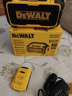BOCINA DEWALT INCLUYE CARGADOR,PILA LA BOCINA Y CABLE PARA LA LUZ.