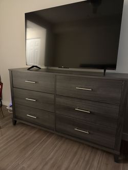 ALMOST NEW - Modern 6-Drawer Dresser