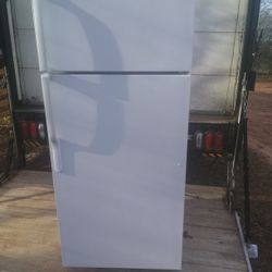 GE White Refrigerator Frost-free