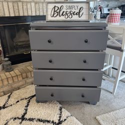 ✨✨GORGEOUS GRAY SHORTER 4 DRAWER DRESSER✨✨