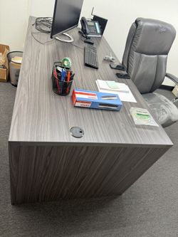 OFFICE DESK WITH DRAWERS.
