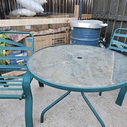 Mesa y 2 sillas/ nesecitan poquita reparacion