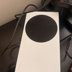 Xbox Series S 500 GB With Accessories 