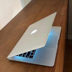 Apple MacBook Air 13” I5/8GB/256GB SSD $180