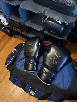 Fly 12 oz super lace boxing gloves like new