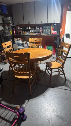 Solid oak kitchen set with four chairs very good condition asking 240 for everything 48 inches wide