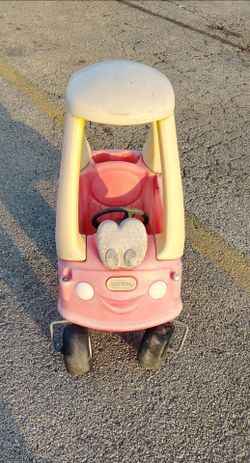 Little Tikes Cozy Coupe Classic Foot-to-Floor Toddler Ride-on Car, Yellow / Red