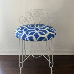 Gorgeous Vanity Chair.   New Upholstery.. Fresh Painted 