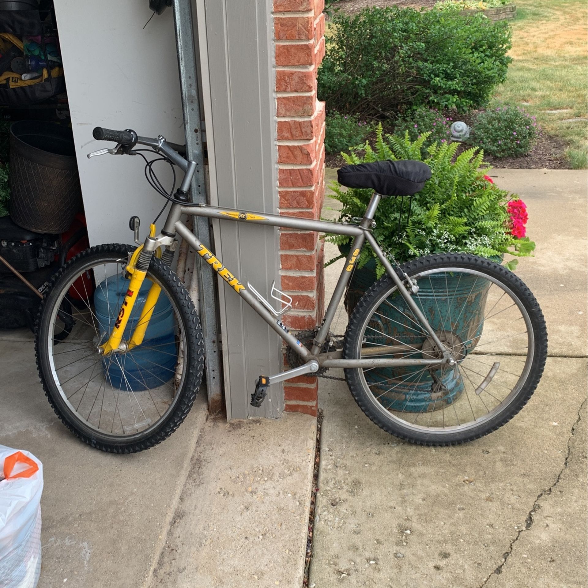 Trek 830 mountain bike price hotsell