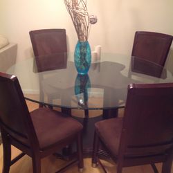 Round kitchen Table with Four Chairs