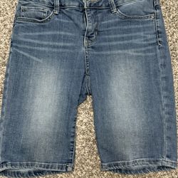 St John’s Bay Bermuda Size 4 Women’s  Medium Blue Jean Shorts-used in great condition!!