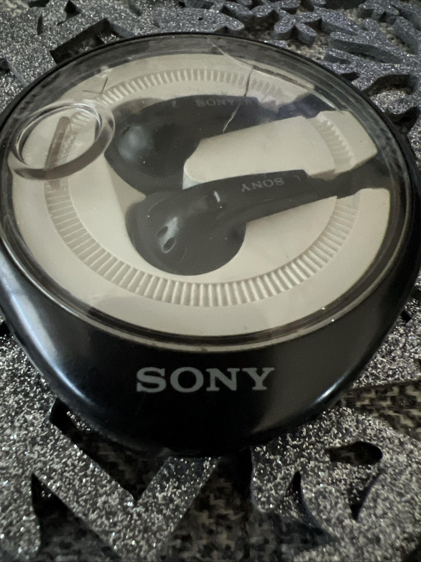 VTG Sony Black Earbuds/Headphones MDR-E525 In Wind Up Case