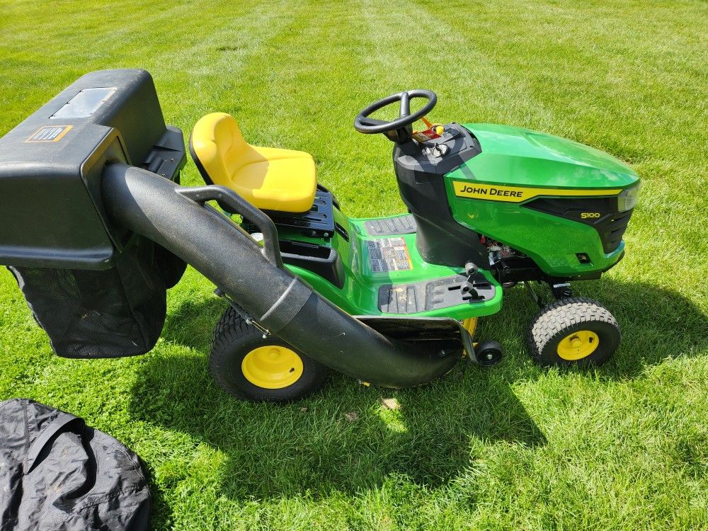 John Deere S100 42" riding Lawn Mower With Bagger