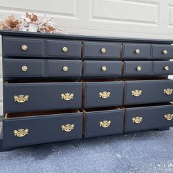 ✨Gorgeous Kling Midnight Dresser