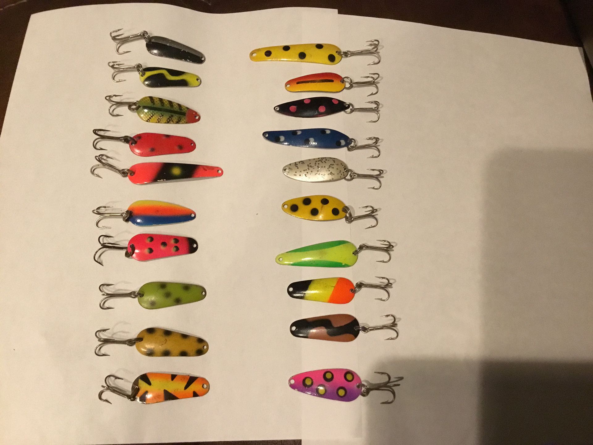 20 ct assrt sizes and shapes of very colorful walleye spoon fishing lures, made in the 1980s in Detroit mi