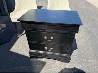 2 black nightstands