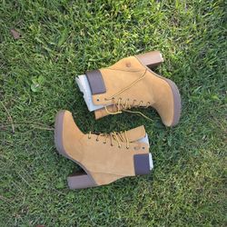 Woman's timberland heel size eight